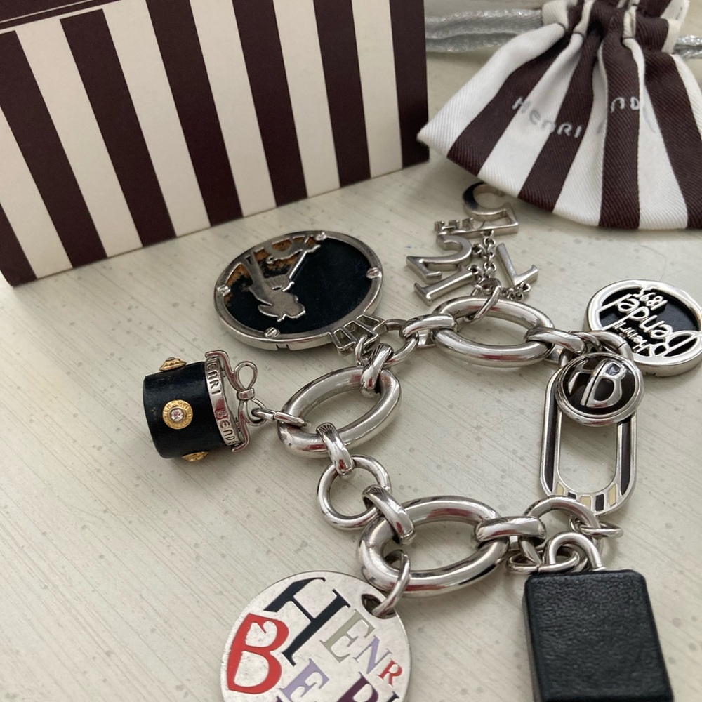 " HENRI BENDEL” CLASSIC CHARM BRACELET, COLLECTIBLE BEAUTIFULperfect condition. - Picture 8 of 12
